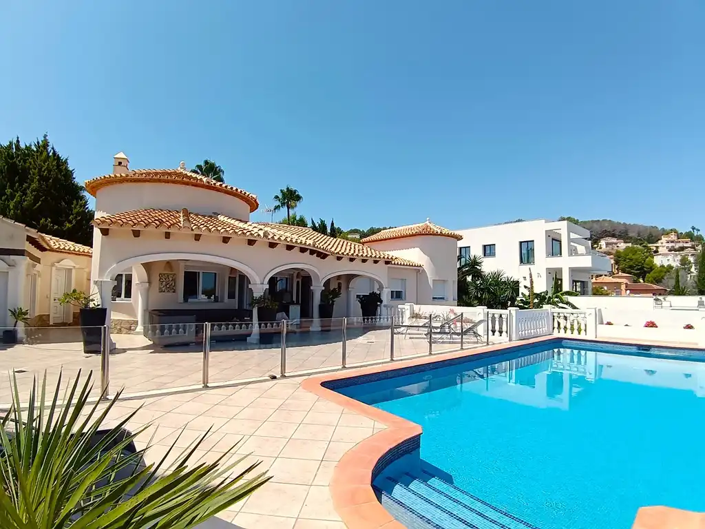 Chalet con piscina en venta en CV-735