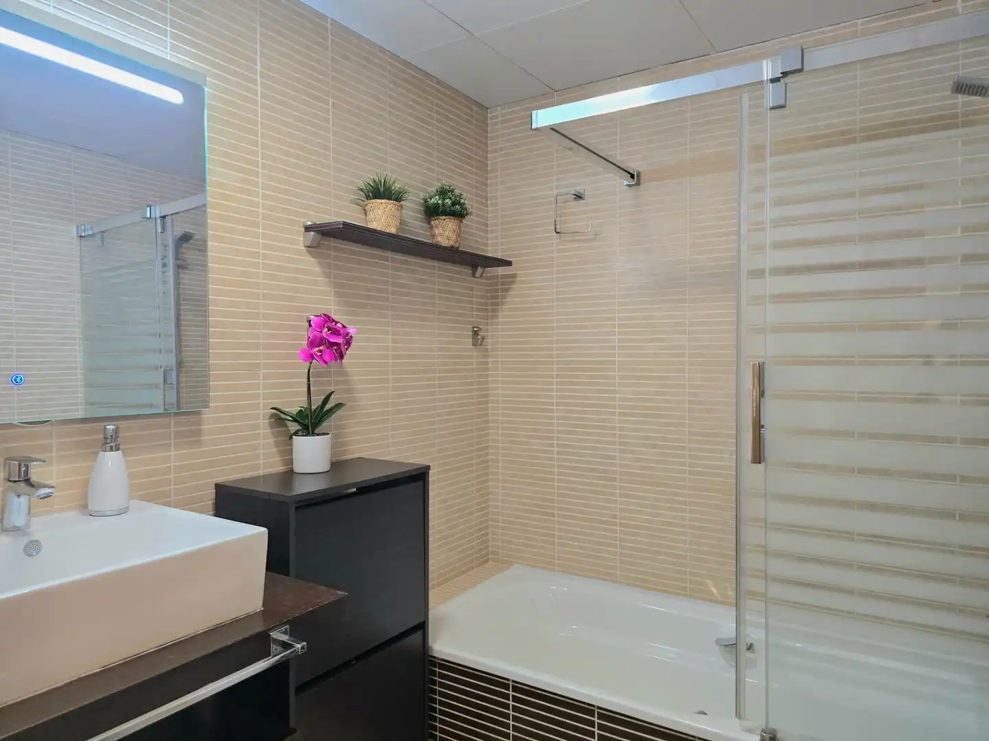 Baño de Apartamento de alquiler en Torremolinos con Aire acondicionado, Calefacción y Jardín privado
