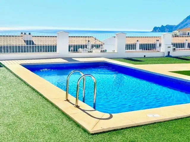 Schwimmbecken von Dachboden zur Miete in Altea mit Klimaanlage, Terrasse und Möbliert