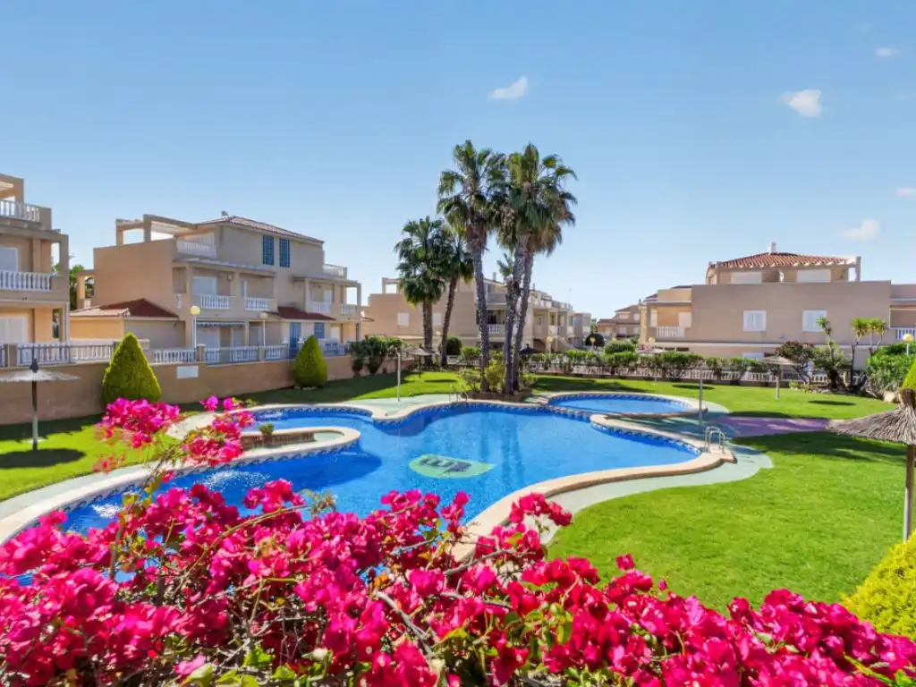 Piscina de Casa o xalet en venda en Orihuela amb Aire condicionat, Jardí privat i Piscina comunitària