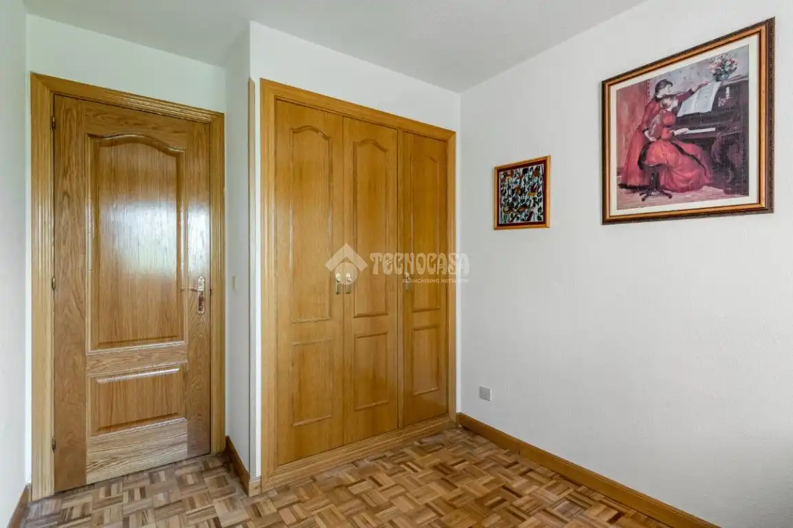 Dormitori de Pis en venda en Madrid amb Calefacció, Parquet i Moblat