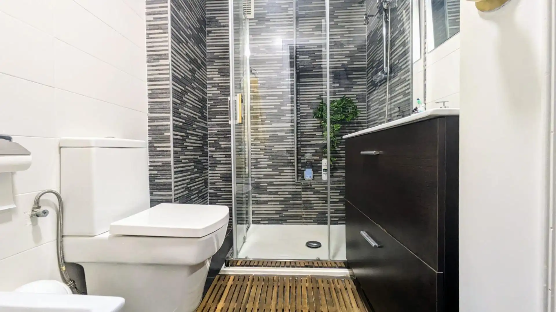 Baño de Piso de alquiler en Fuengirola con Aire acondicionado, Calefacción y Jardín privado