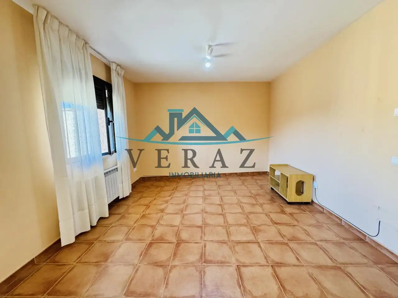 Sala d'estar de Casa adosada en venda en Lucillos amb Aire condicionat i Terrassa
