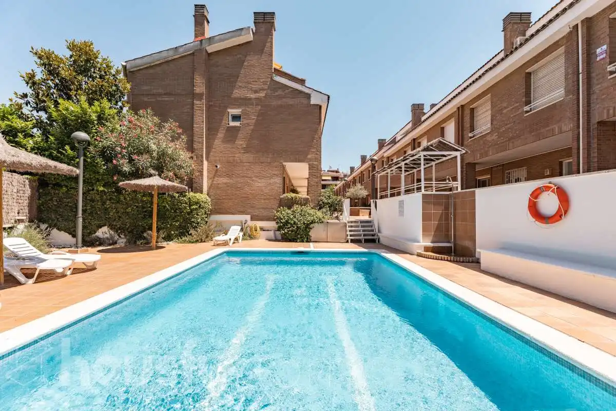 Piscina de Casa o chalet en venta en Sant Cugat del Vallès con Calefacción, Jardín privado y Parquet
