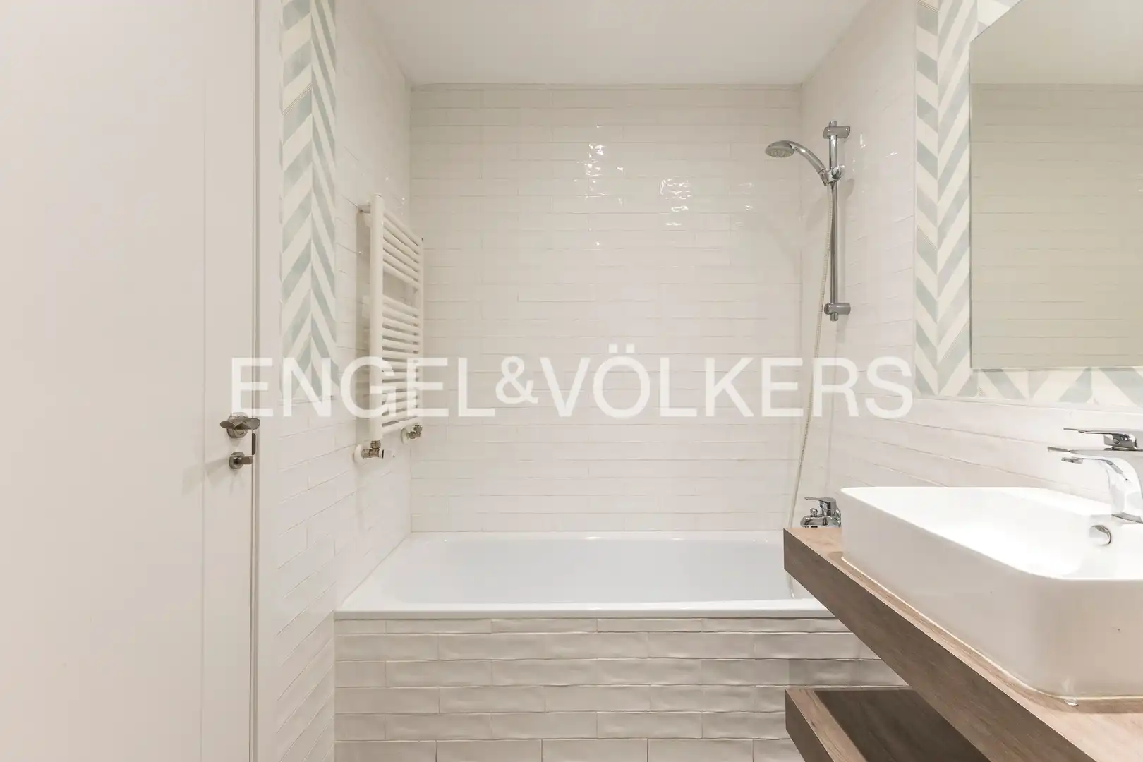 Bathroom of Apartments for sale in Madrid  with Air Conditioner, Heating and Private garden