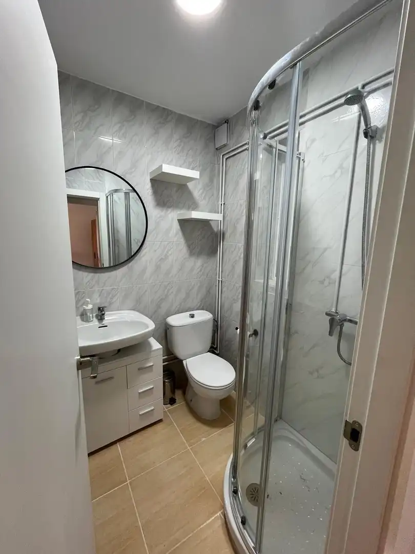 Badezimmer von Wohnung zur Miete in Córdoba mit Klimaanlage und Möbliert