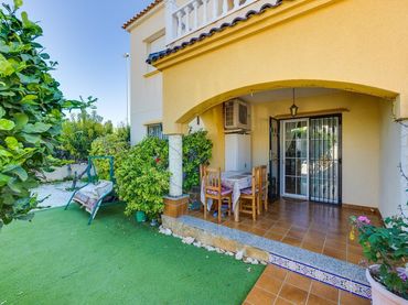 Bungalow con piscina en venta en Orihuela Costa