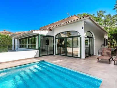 Vista exterior de Casa o xalet en venda en Marbella amb Aire condicionat, Calefacció i Jardí privat