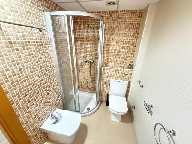 Baño de Apartamento de alquiler en Murcia con Aire acondicionado, Calefacción y Parquet