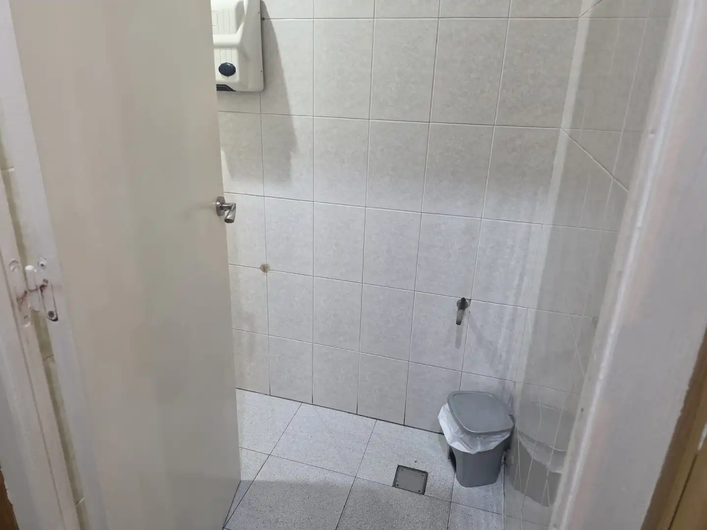 Baño de Local de alquiler en Vic con Aire acondicionado, Calefacción y Internet