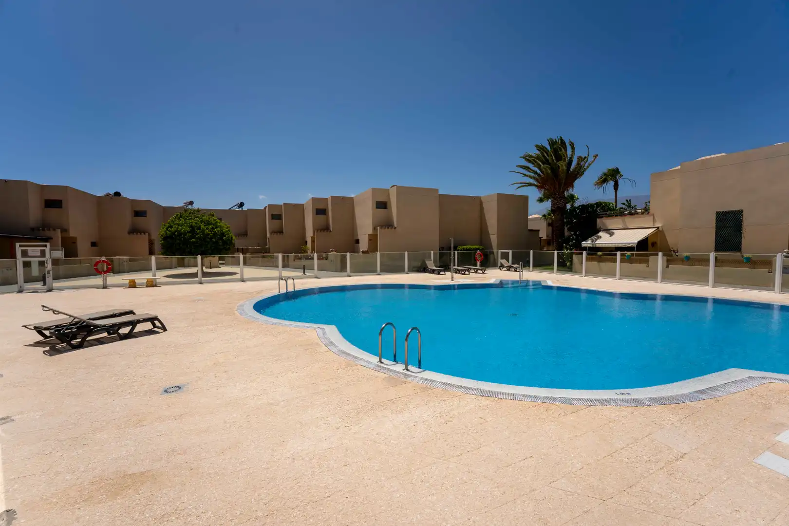 Piscina de Casa adosada en venda en Granadilla de Abona amb Aire condicionat, Terrassa i Moblat