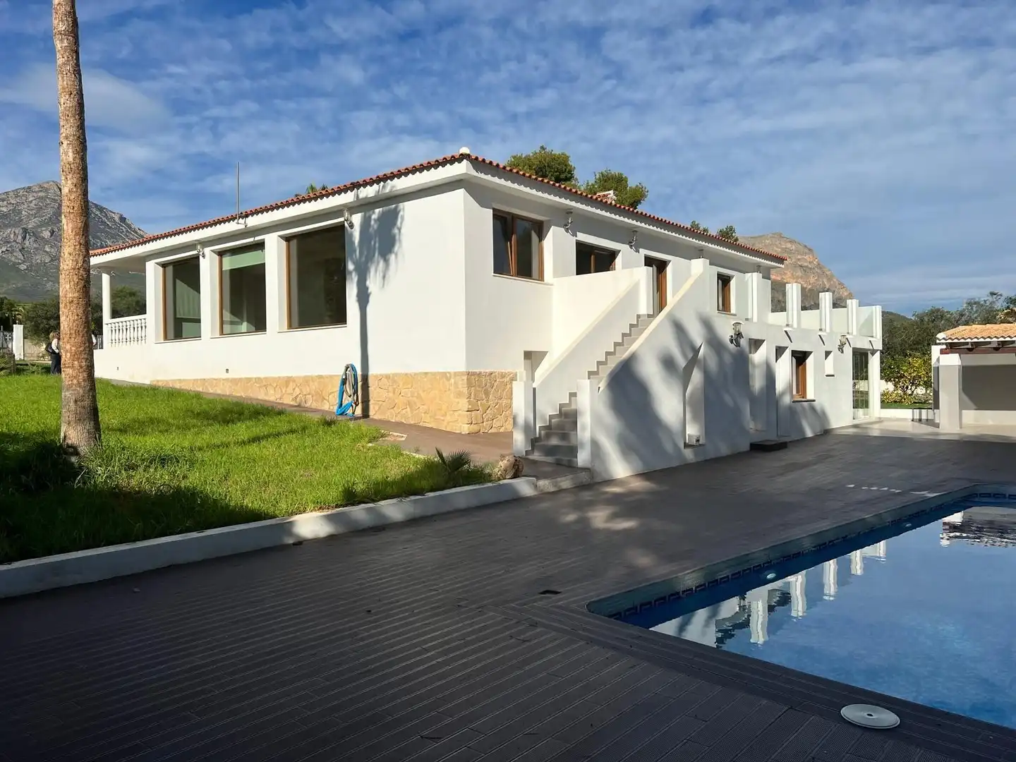 Vista exterior de Casa o xalet en venda en La Nucia amb Jardí privat, Terrassa i Piscina