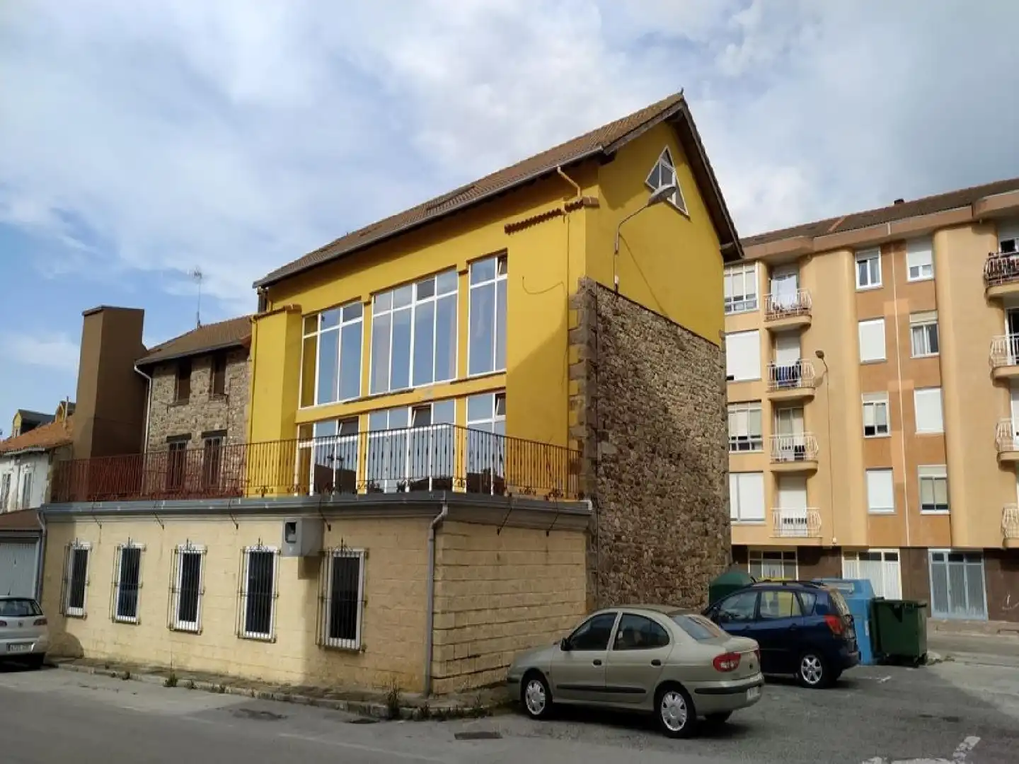 Vista exterior de Edifici en venda en Reinosa