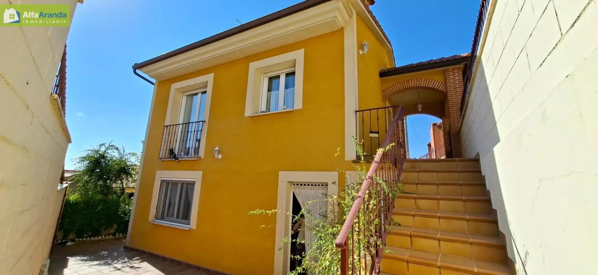 Vista exterior de Casa o xalet en venda en Fuentenebro amb Calefacció, Jardí privat i Traster