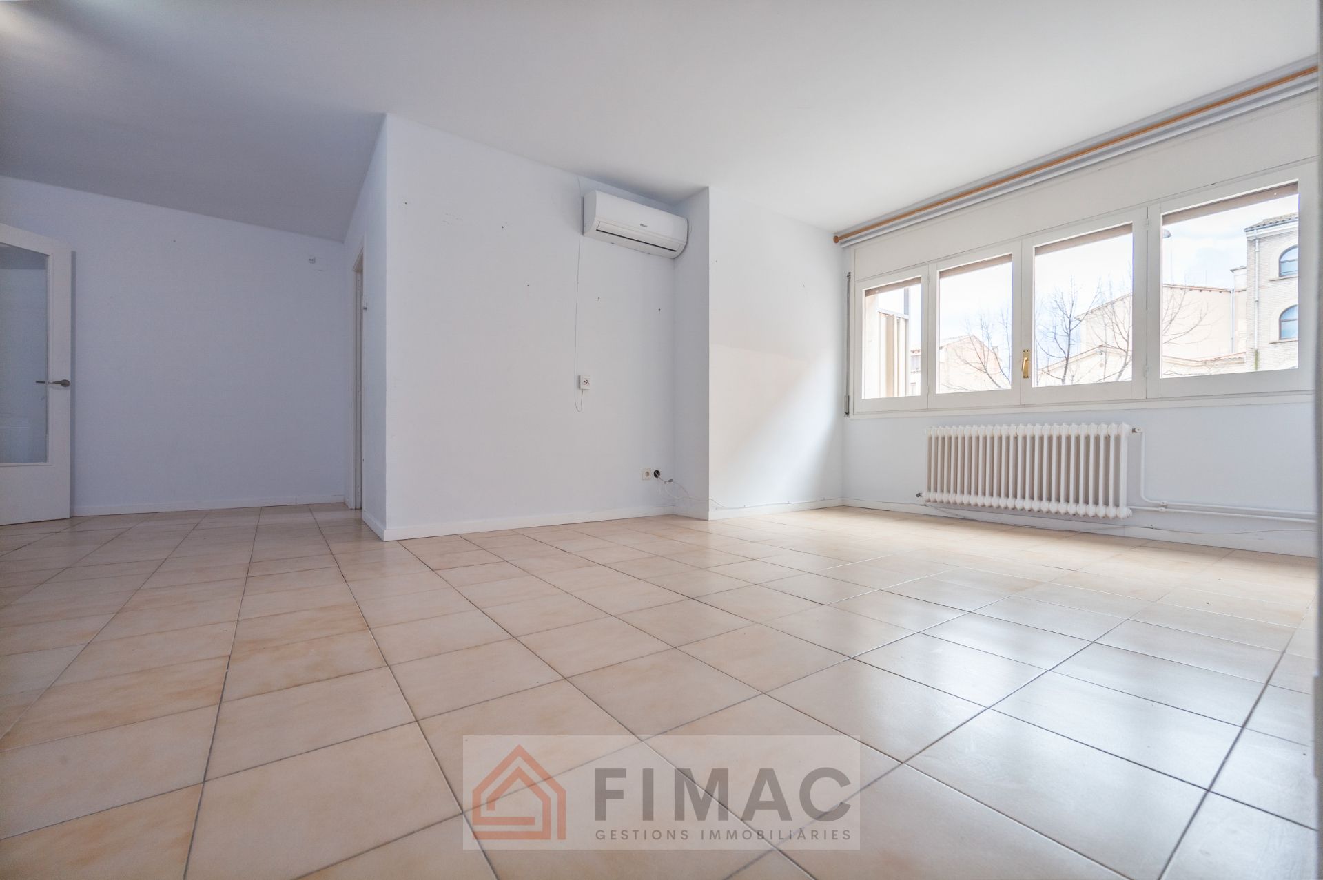 Vista exterior de Pis en venda en Vic amb Calefacció i Traster