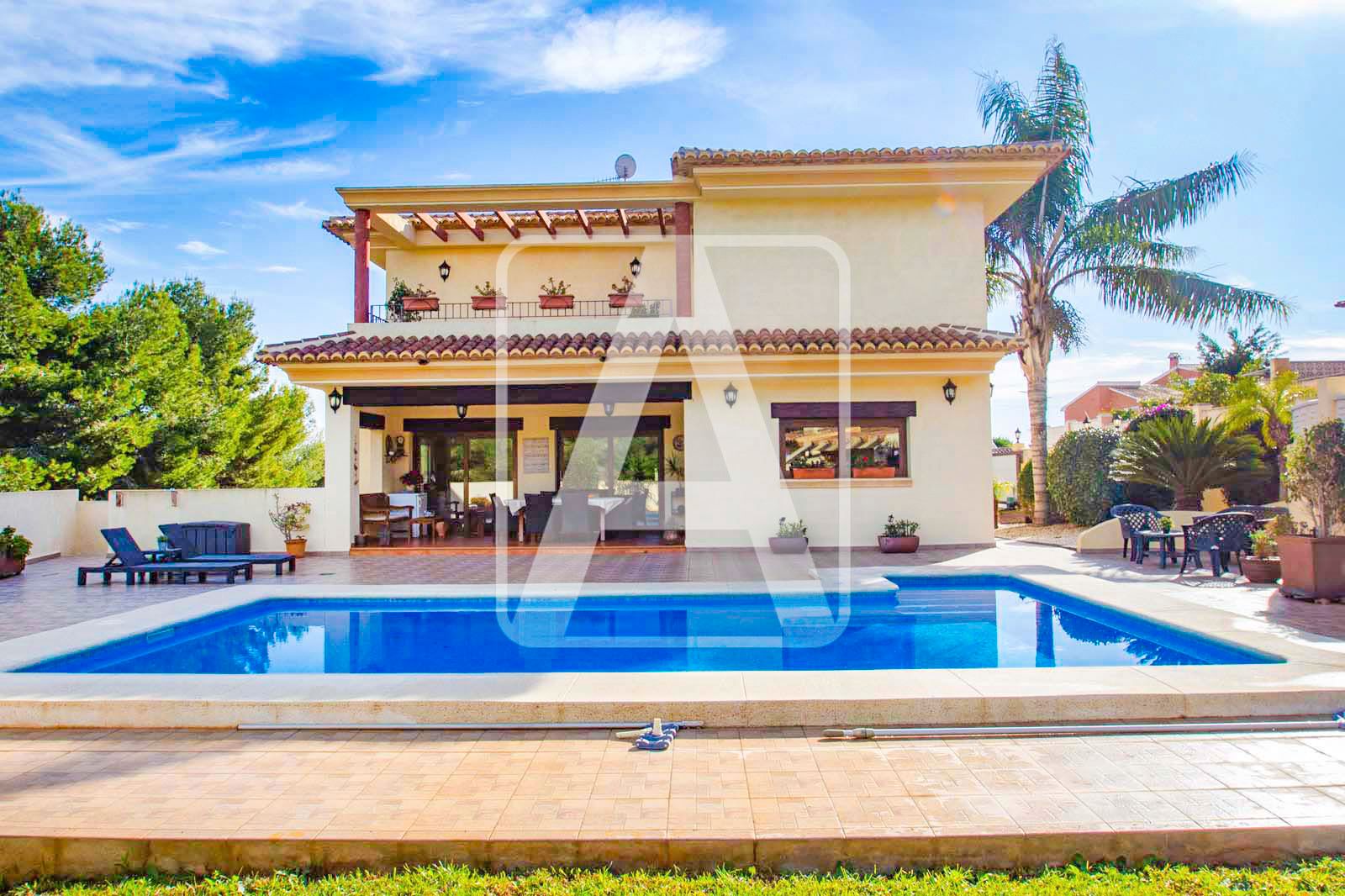 Vista exterior de Casa o xalet en venda en Calpe / Calp amb Aire condicionat, Calefacció i Jardí privat