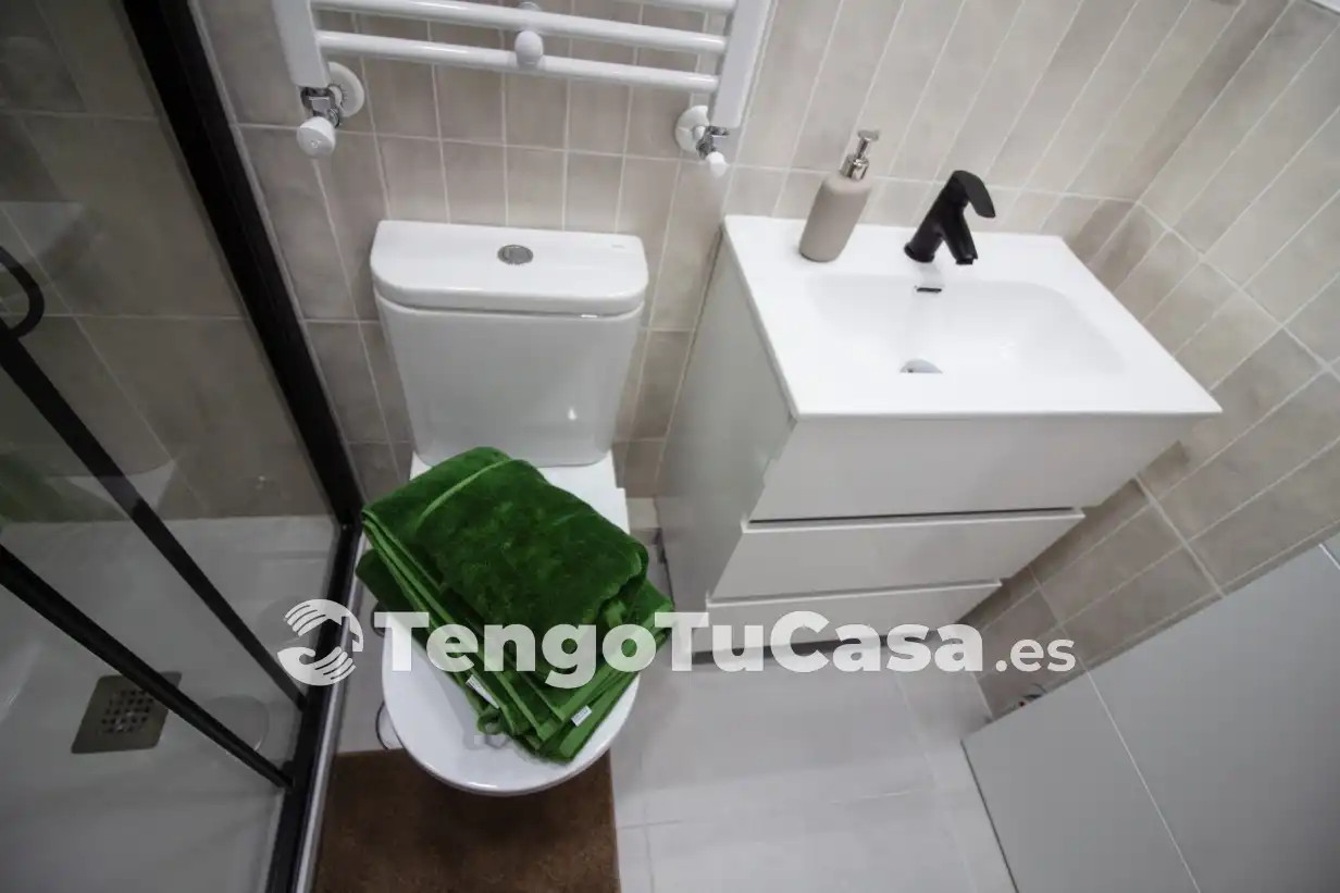 Bathroom of Flat for sale in Madrid  with Air Conditioner, Heating and Parquet flooring