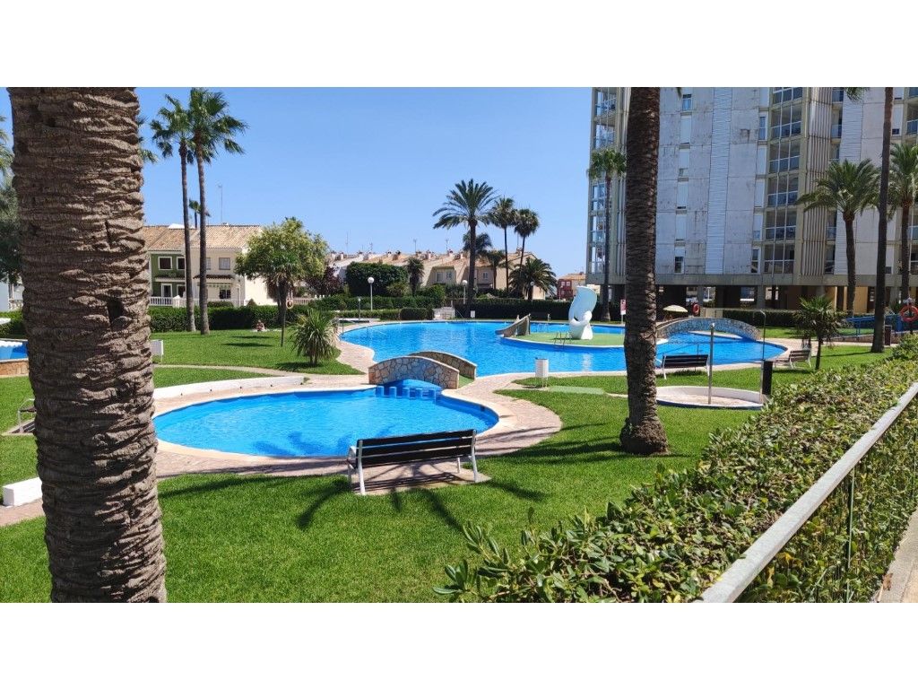 Schwimmbecken von Einfamilien-Reihenhaus zum Verkauf in El Puig de Santa Maria mit Klimaanlage, Heizung und Privatgarten