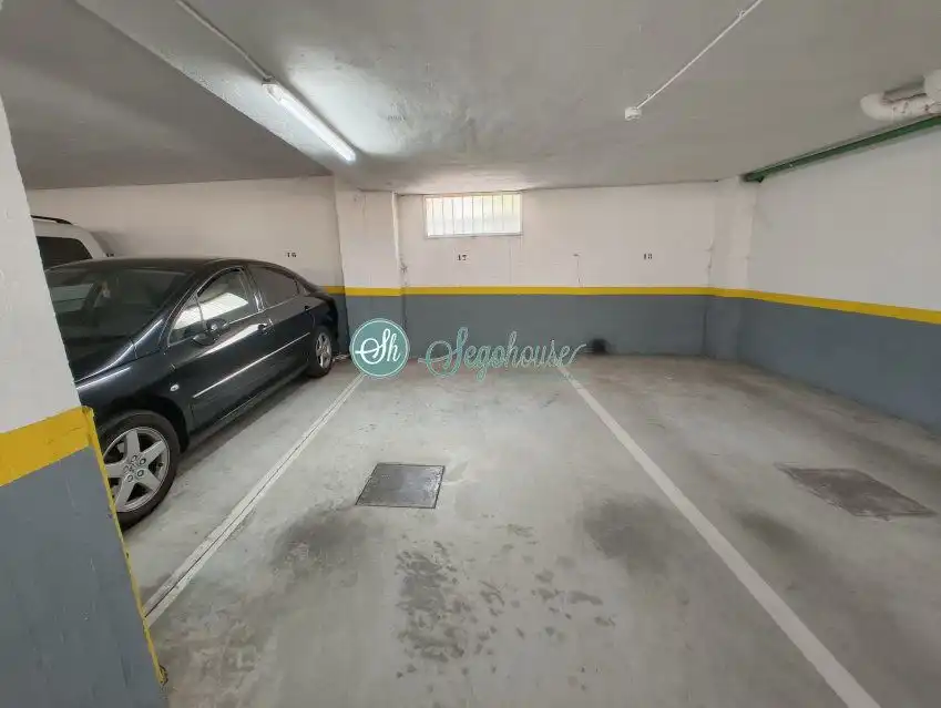 Parking de Piso en venta en Segovia con Calefacción, Terraza y Trastero