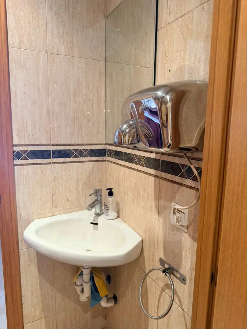Baño de Local de alquiler en Estepona con Aire acondicionado, Parquet y Terraza