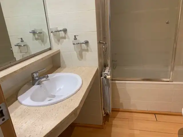Badezimmer von Wohnung zum Verkauf in Badalona mit Klimaanlage, Heizung und Parkett