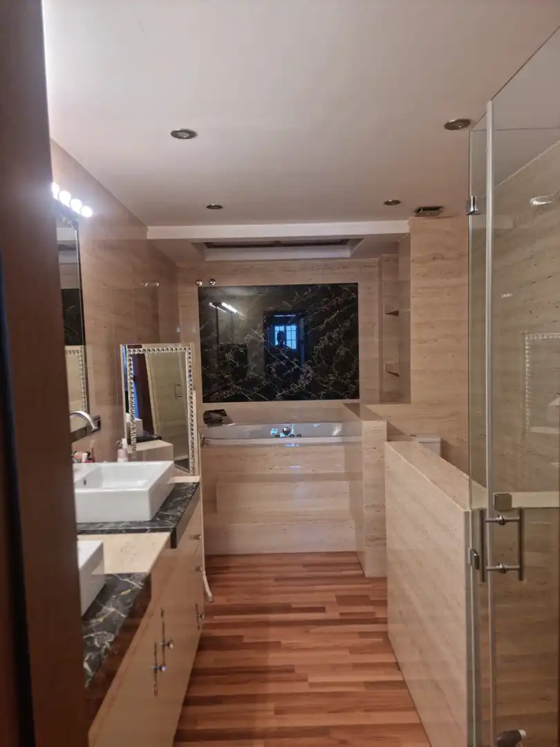 Badezimmer von Einfamilien-Reihenhaus zum Verkauf in Estepona mit Klimaanlage, Privatgarten und Terrasse