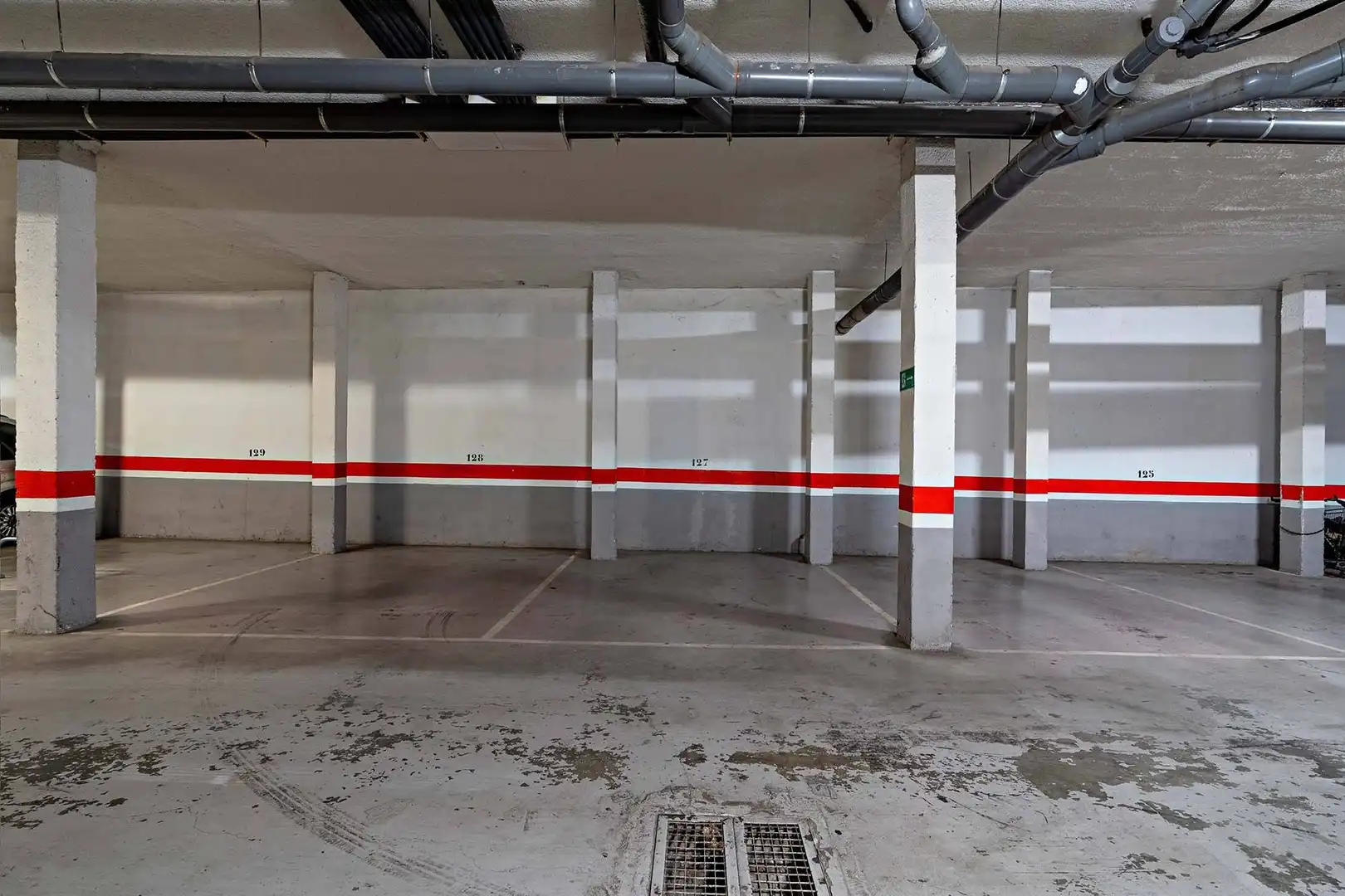 Parking de Piso en venta en Almería con Jardín privado, Terraza y Trastero