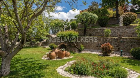 Magnífica propiedad dos casas con piscina y garaje , rodeadas de 12.000m2 de jardin, en el núcleo urbano de Manresa .