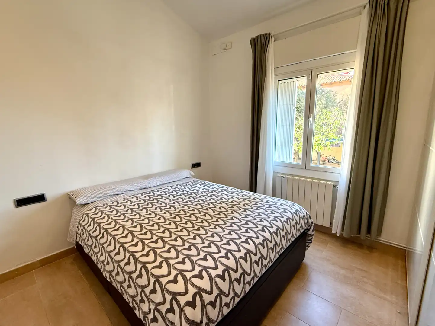 Habitación de Casa adosada en venta en Barcelona con Aire acondicionado, Calefacción y Jardín privado