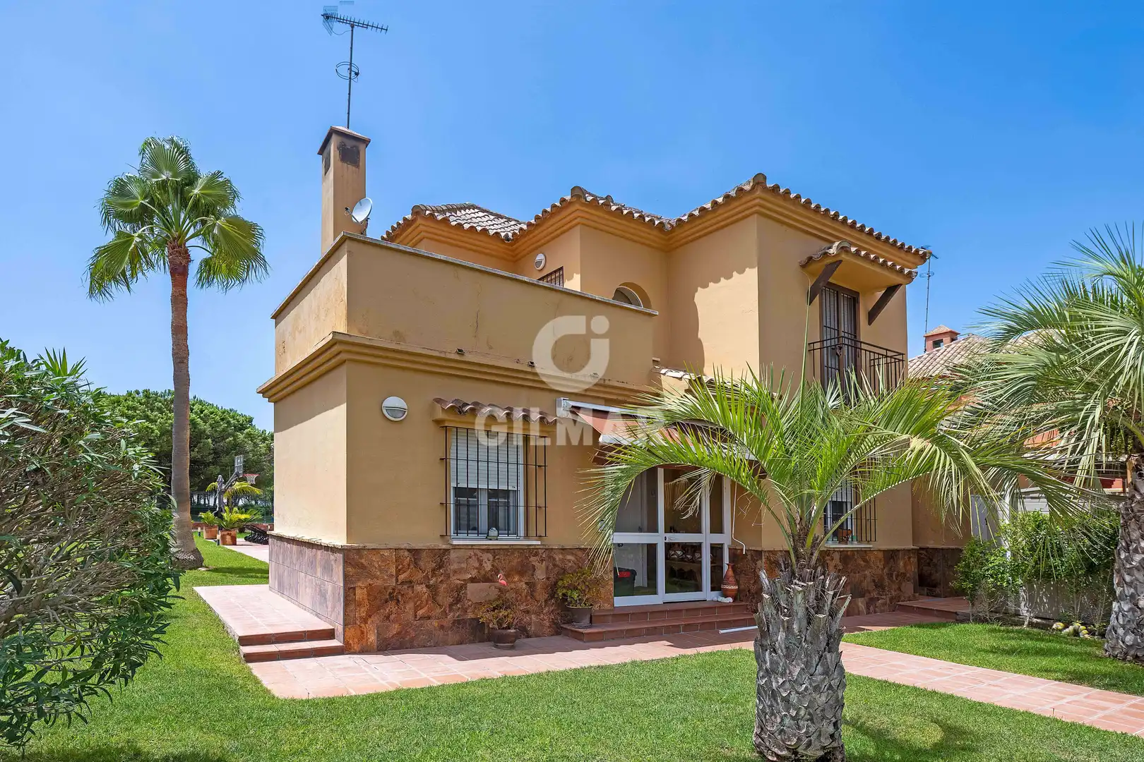 Vista exterior de Casa o xalet en venda en Chiclana de la Frontera amb Calefacció, Jardí privat i Piscina