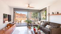 Vista exterior de Apartament en venda en Sant Joan Despí amb Calefacció, Terrassa i Piscina
