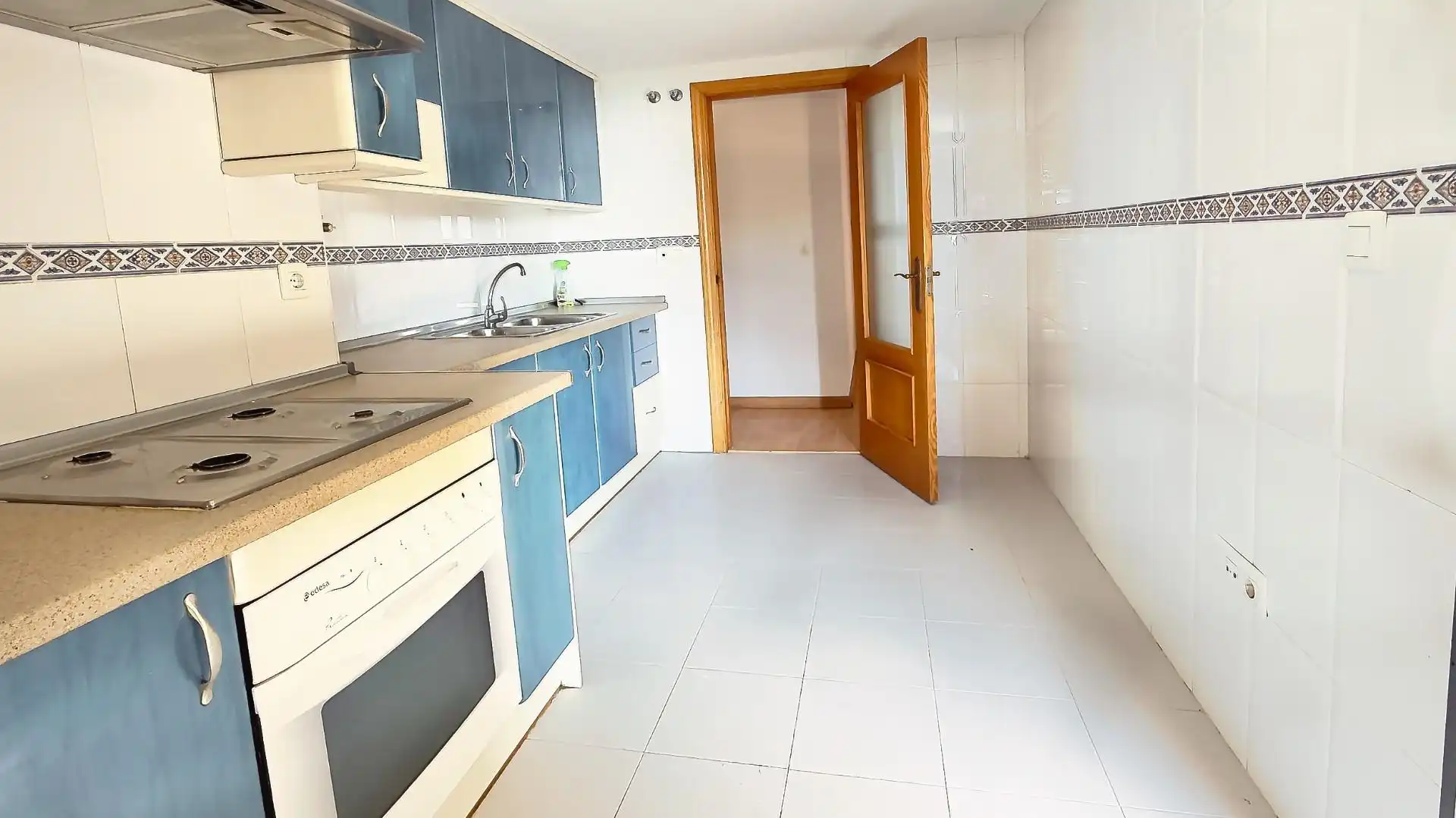 Cuina de Pis en venda en Benidorm amb Aire condicionat, Jardí privat i Terrassa