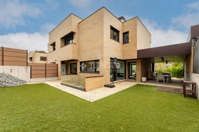 Casa adosada en Venta en C/ Sitio del Marillejo en Centro Comercial - Hospital