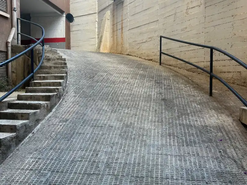 Außenansicht von Garage zum Verkauf in Barcelona mit Alarm
