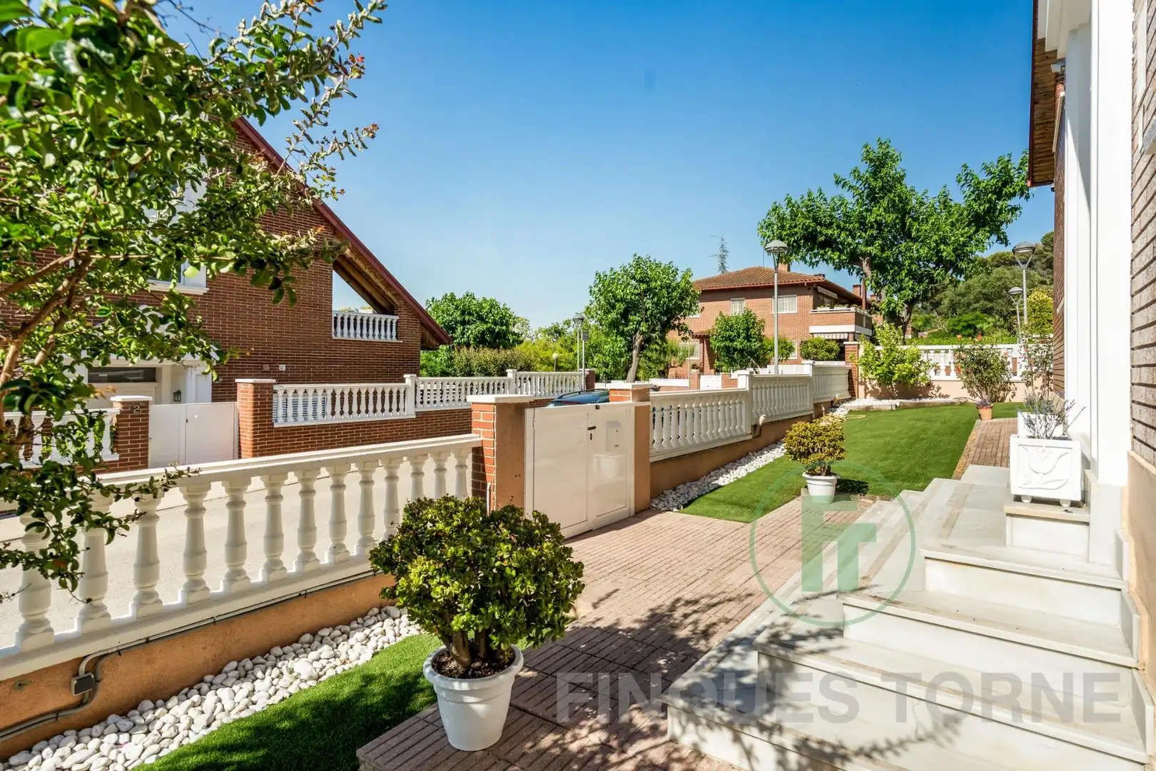 Vista exterior de Casa o xalet en venda en Montcada i Reixac amb Aire condicionat, Jardí privat i Parquet