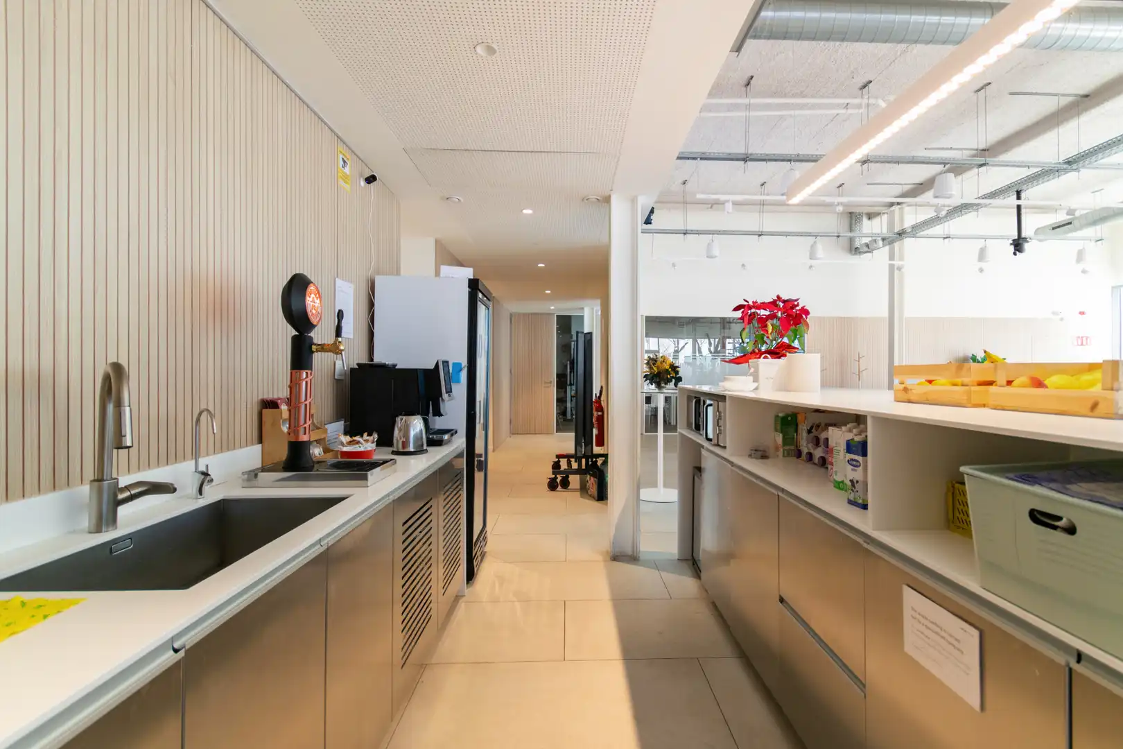 Küche von Büro zur Miete in Cornellà de Llobregat mit Klimaanlage, Heizung und Alarm