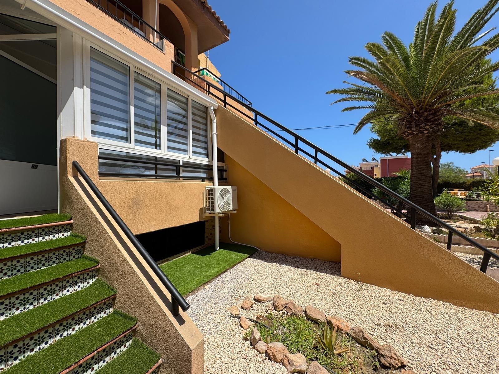Vista exterior de Estudi en venda en Torrevieja amb Aire condicionat, Calefacció i Jardí privat