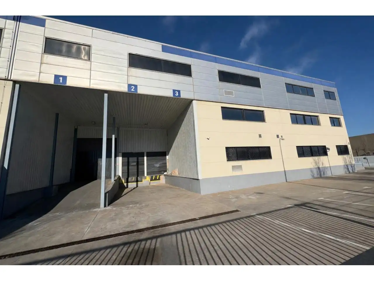 Vista exterior de Nave industrial de alquiler en El Prat de Llobregat con Calefacción y Alarma