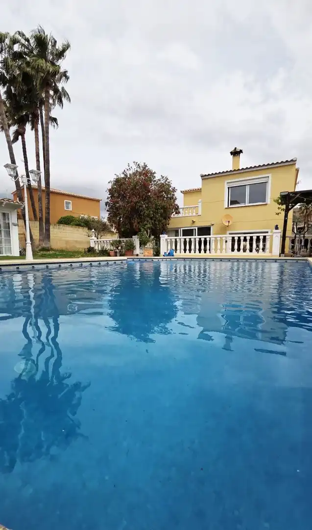 Schwimmbecken von Haus oder Chalet zum Verkauf in La Nucia mit Klimaanlage, Heizung und Privatgarten