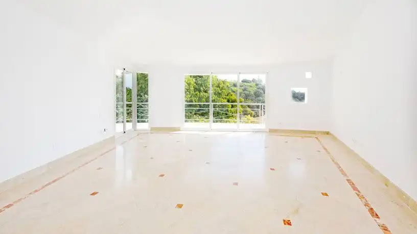 Sala de estar de Casa o chalet en venta en Benahavís con Aire acondicionado, Calefacción y Jardín privado