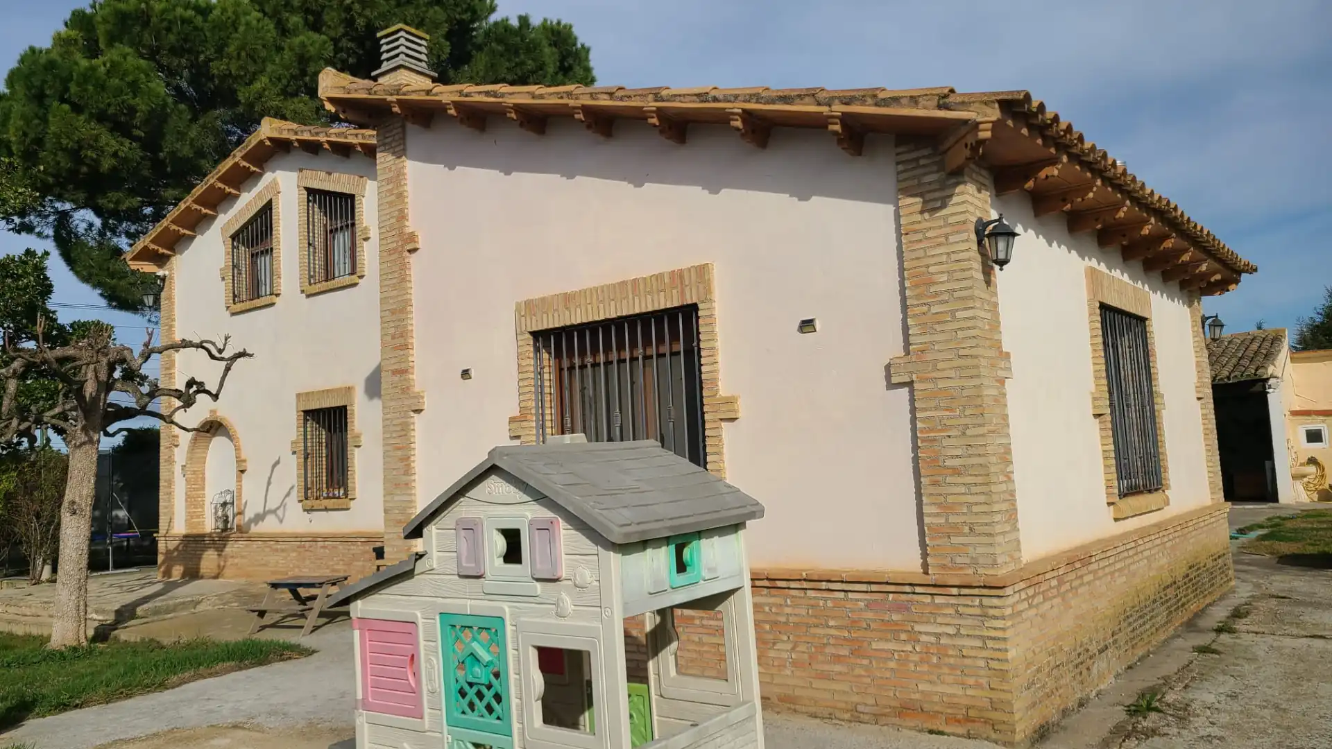 Vista exterior de Casa o chalet en venta en  Zaragoza Capital con Aire acondicionado, Calefacción y Jardín privado