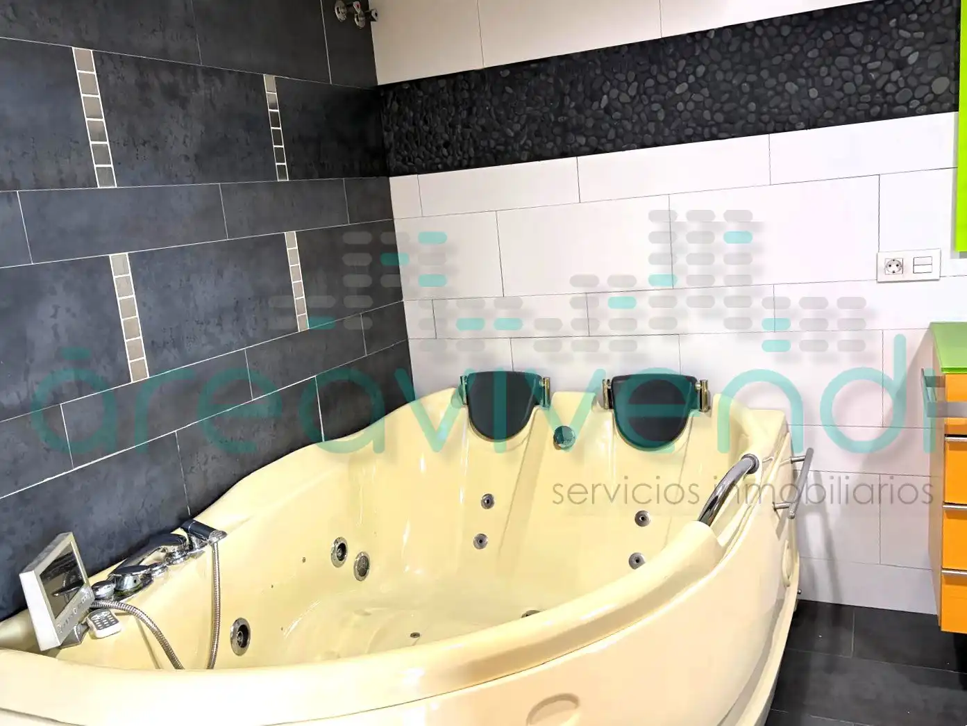 Baño de Casa adosada en venta en Castellón de la Plana / Castelló de la Plana con Aire acondicionado, Calefacción y Jardín privado