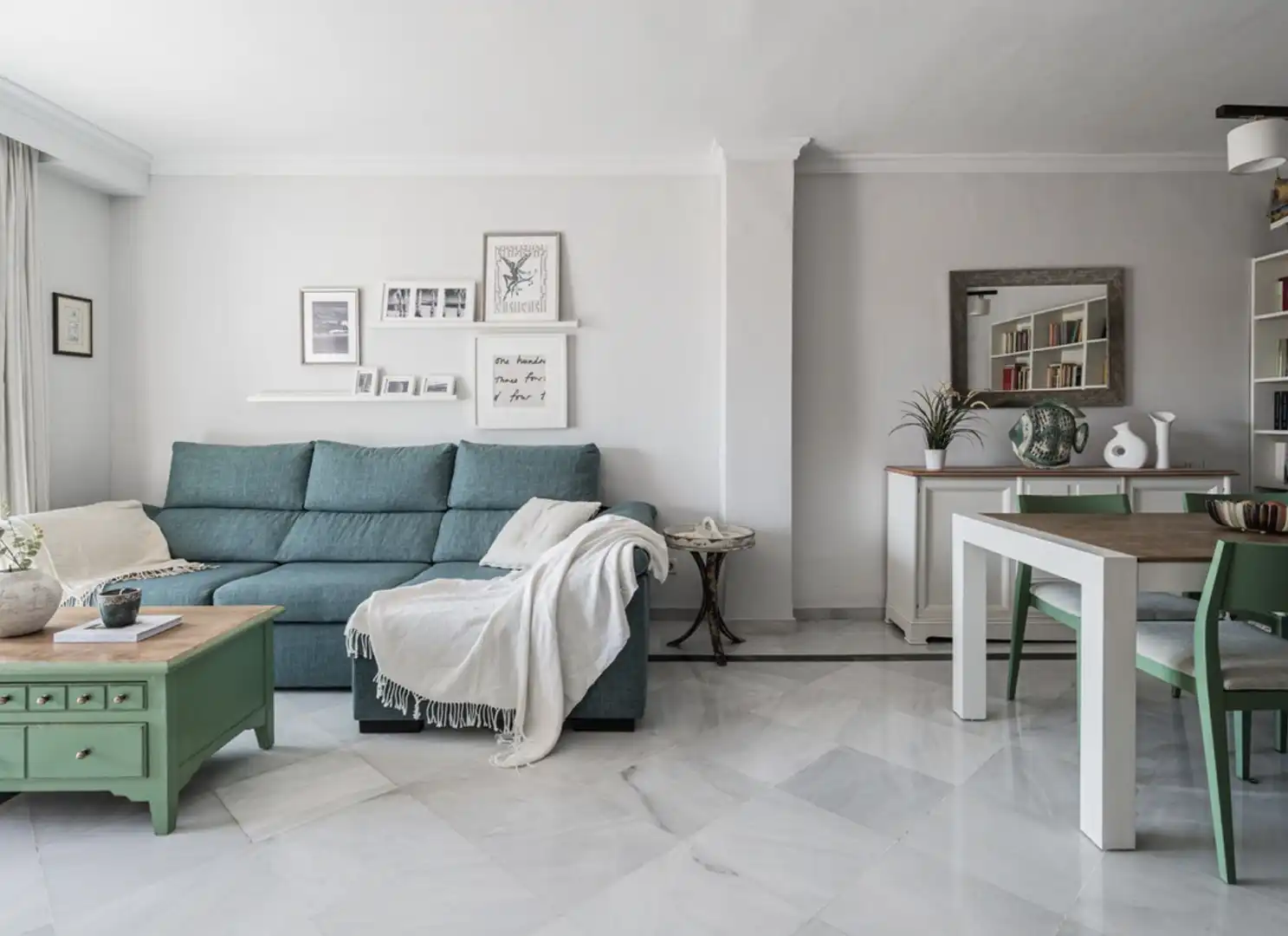 Sala d'estar de Dúplex en venda en Marbella amb Aire condicionat, Terrassa i Traster