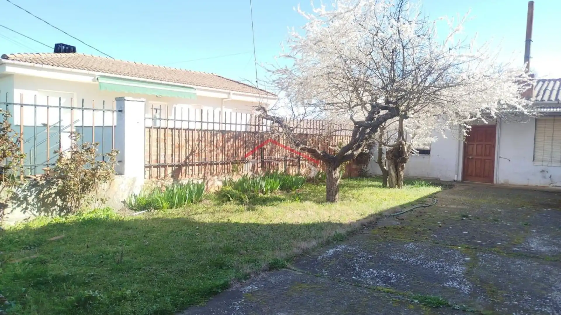 Garden of Houses for sale in Chozas de Abajo  with Private garden