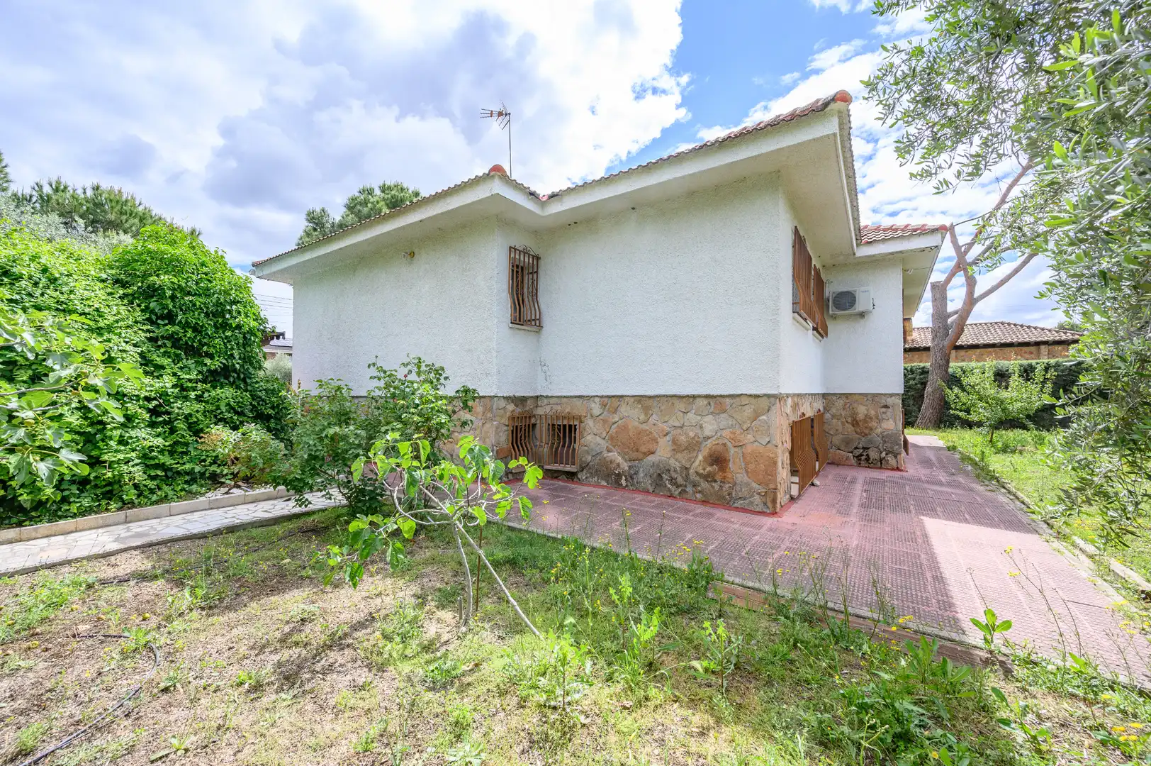 Vista exterior de Casa o xalet en venda en Villaviciosa de Odón amb Aire condicionat, Calefacció i Jardí privat