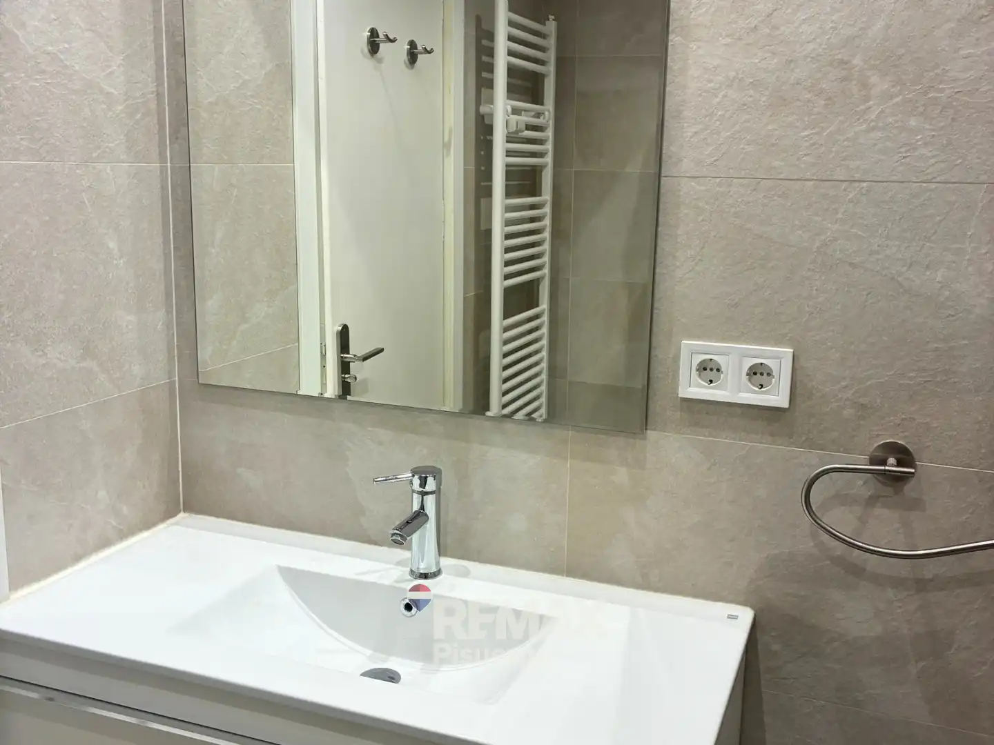 Bany de Pis de lloguer en Madrid amb Aire condicionat, Terrassa i Moblat
