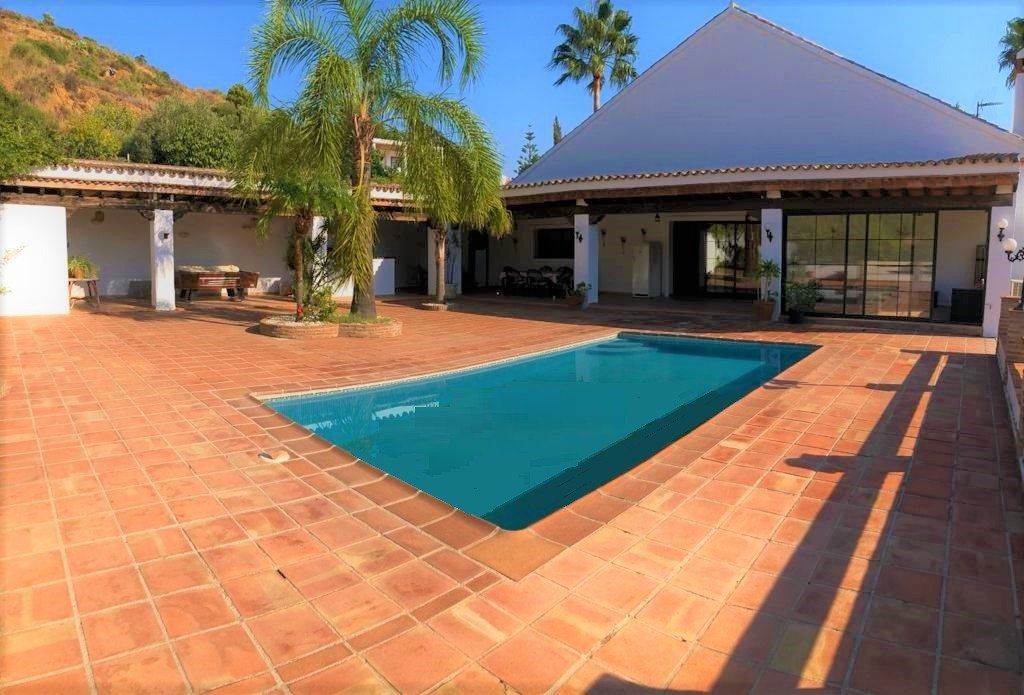 Swimming pool of House or chalet for sale in Estepona  with Air Conditioner, Private garden and Parquet flooring
