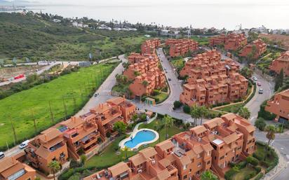 Vista exterior de Apartament en venda en Estepona amb Jardí privat, Alarma i Piscina comunitària