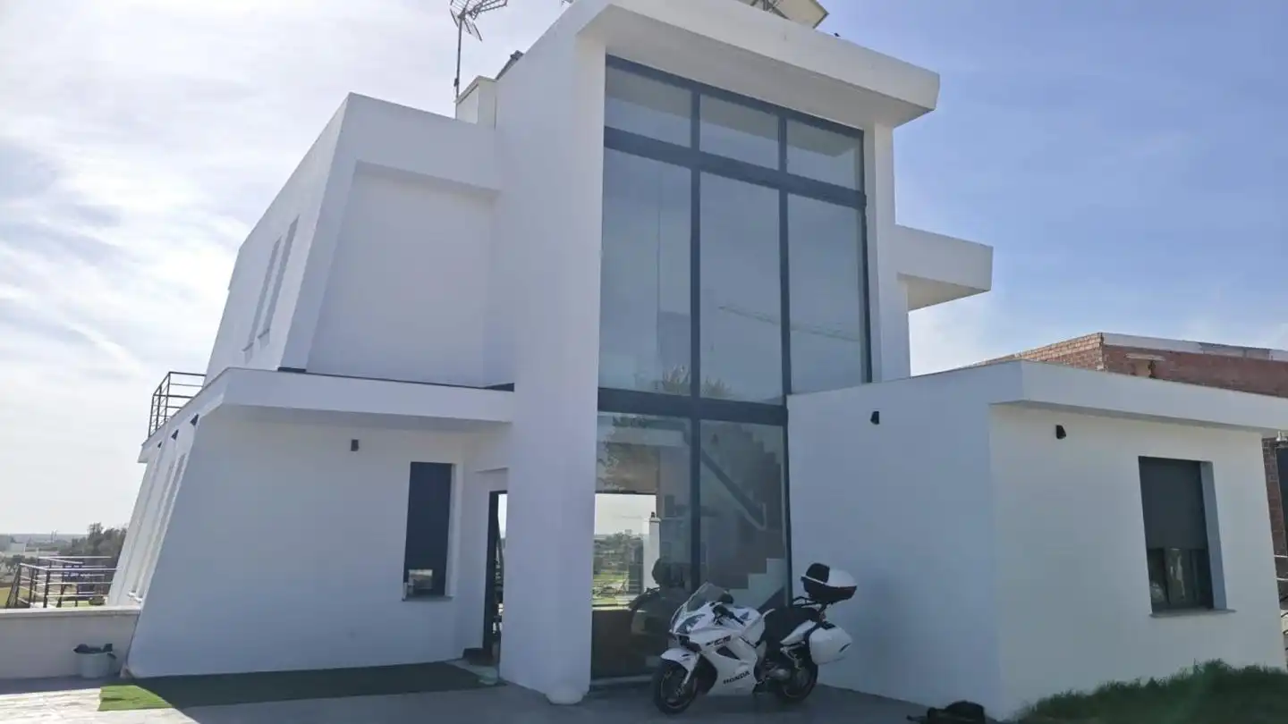 Vista exterior de Casa o xalet en venda en Puerto Real amb Aire condicionat, Jardí privat i Terrassa