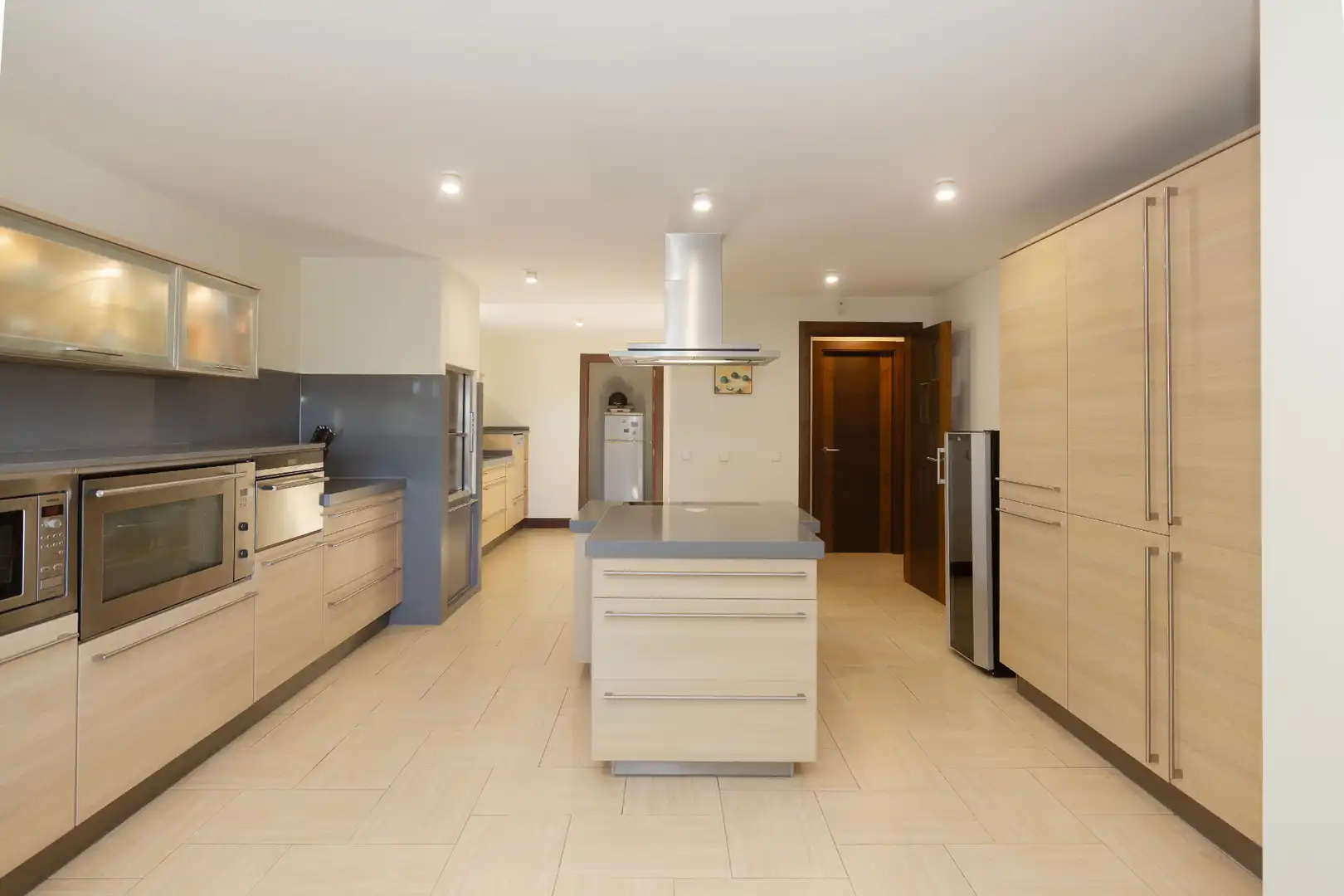 Cuina de Casa o xalet en venda en Marbella amb Aire condicionat, Jardí privat i Terrassa